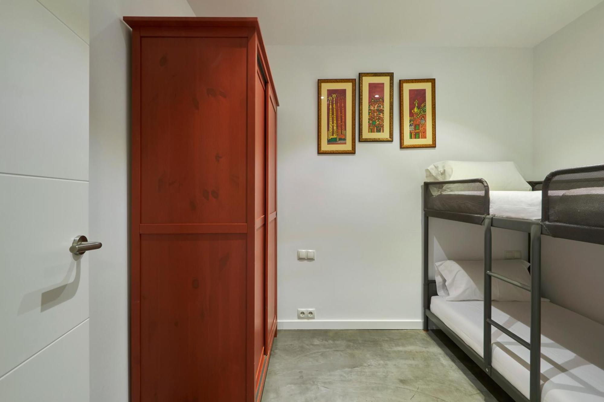 64 Apartment In A Typical Barcelona'S Old Building Exterior foto