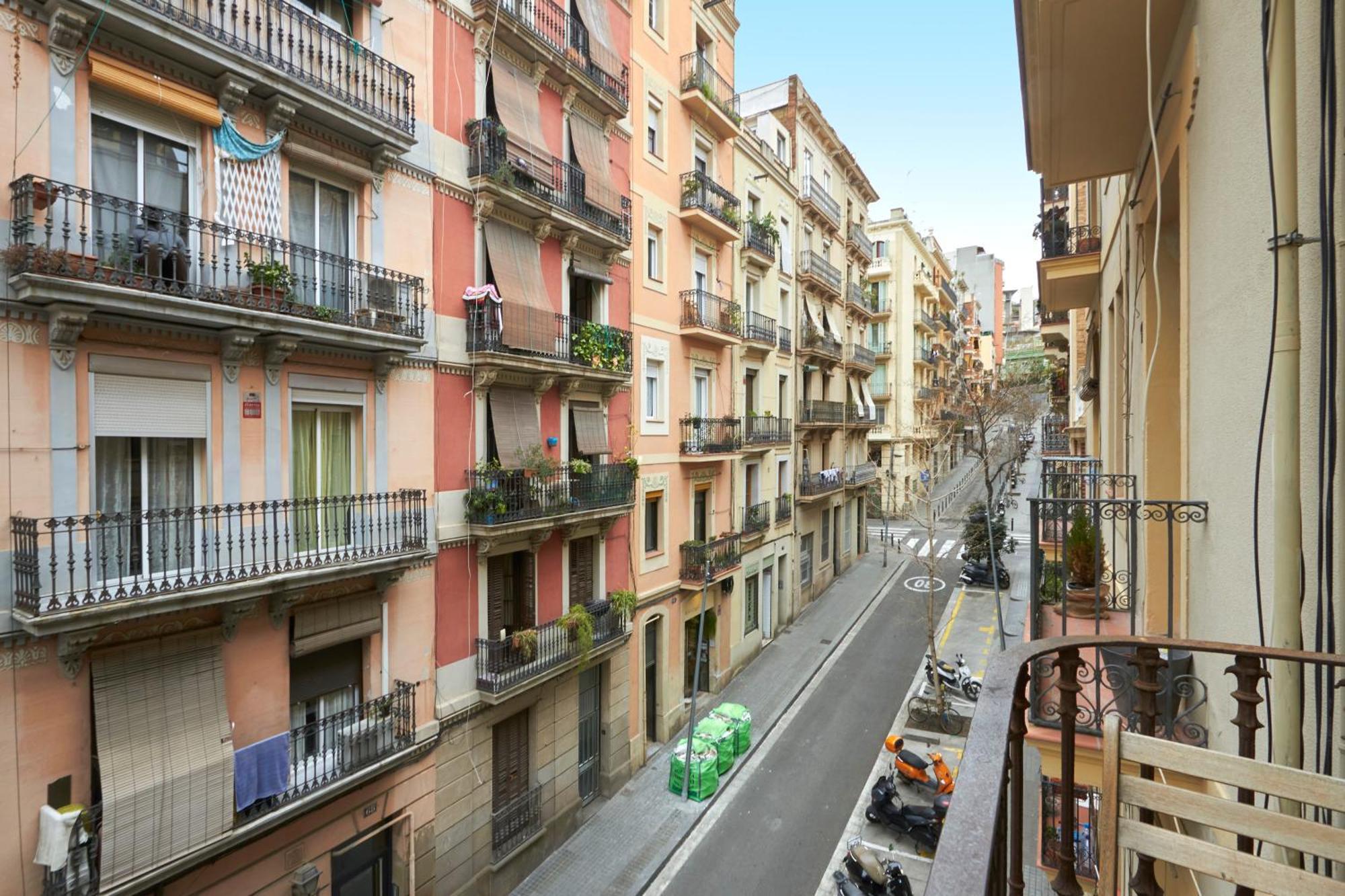 64 Apartment In A Typical Barcelona'S Old Building Exterior foto